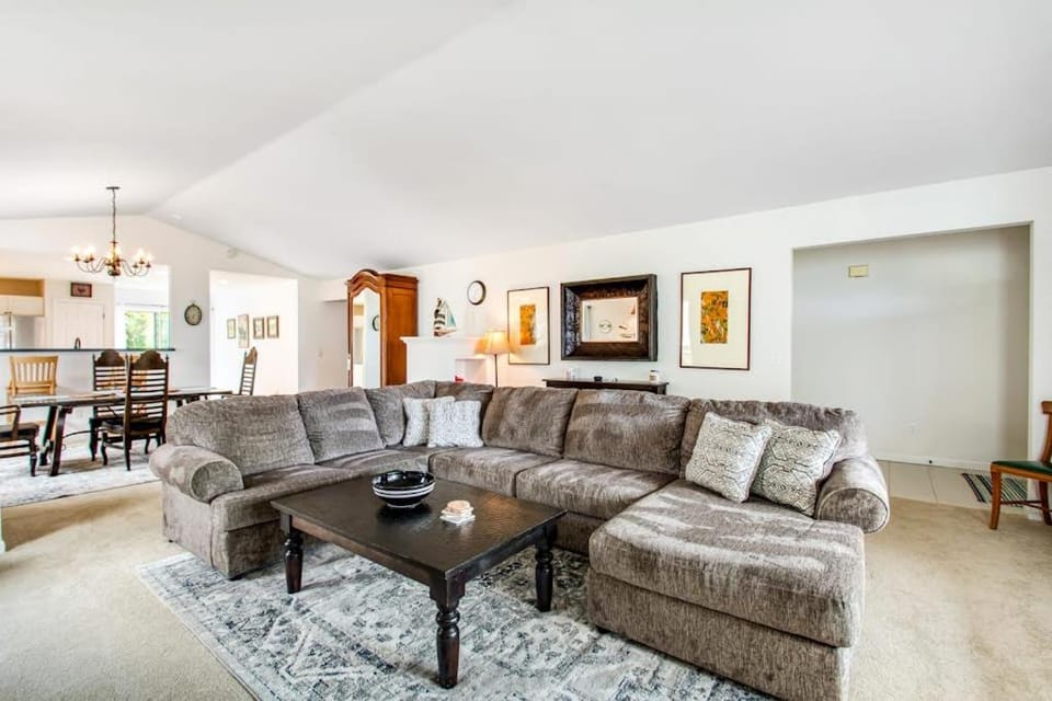 Charming Island House with Beach Access Tennis Courts and Backyard House in Greenbank