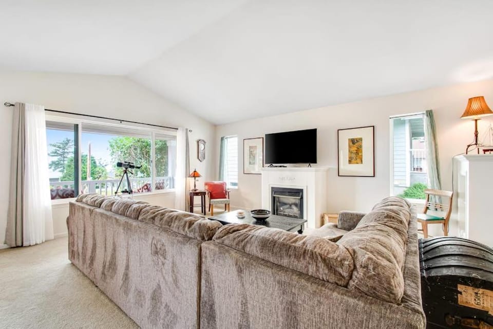 Charming Island House with Beach Access Tennis Courts and Backyard House in Greenbank