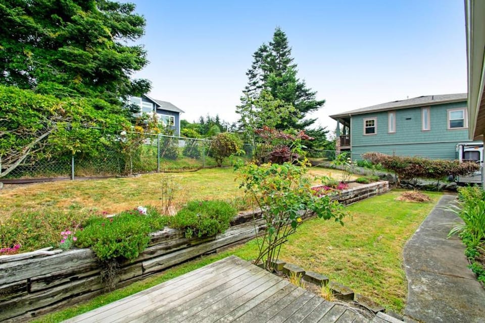 Charming Island House with Beach Access Tennis Courts and Backyard House in Greenbank