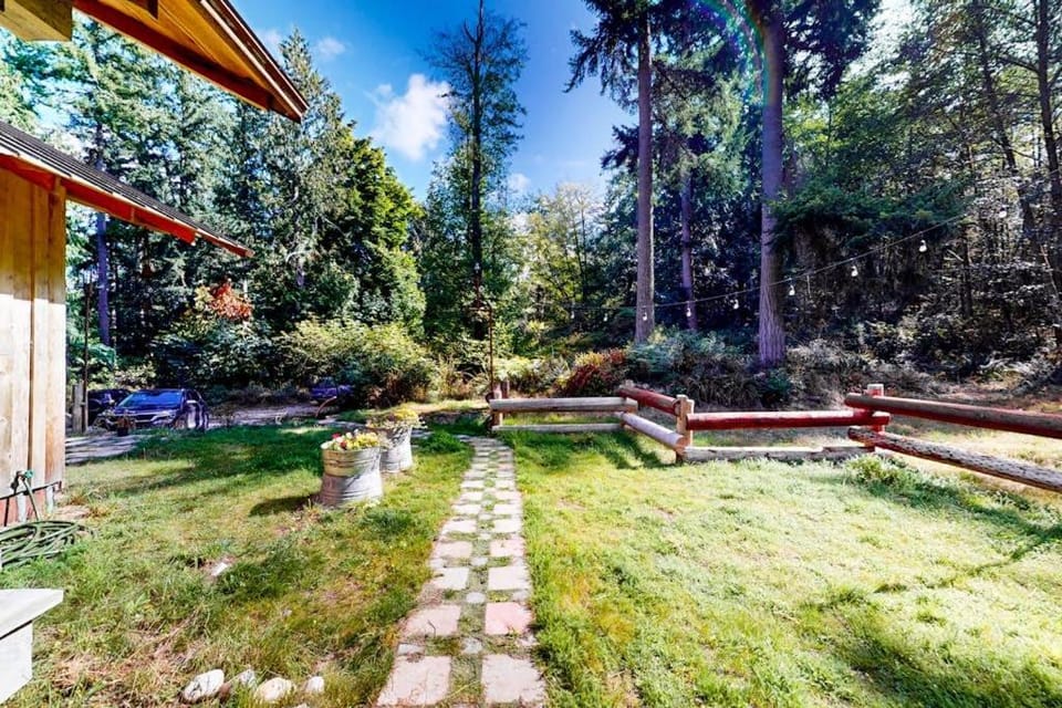 Cozy 2 Bedroom Woodland Cottage with Fire Pit and Beach Access near Clinton House in Whidbey Island