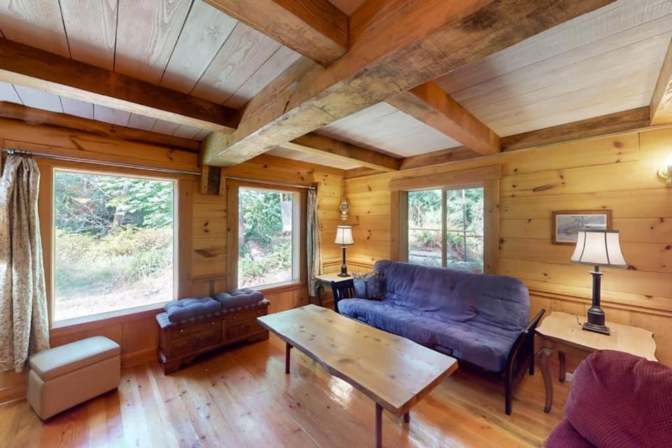 Cozy 2 Bedroom Woodland Cottage with Fire Pit and Beach Access near Clinton House in Whidbey Island