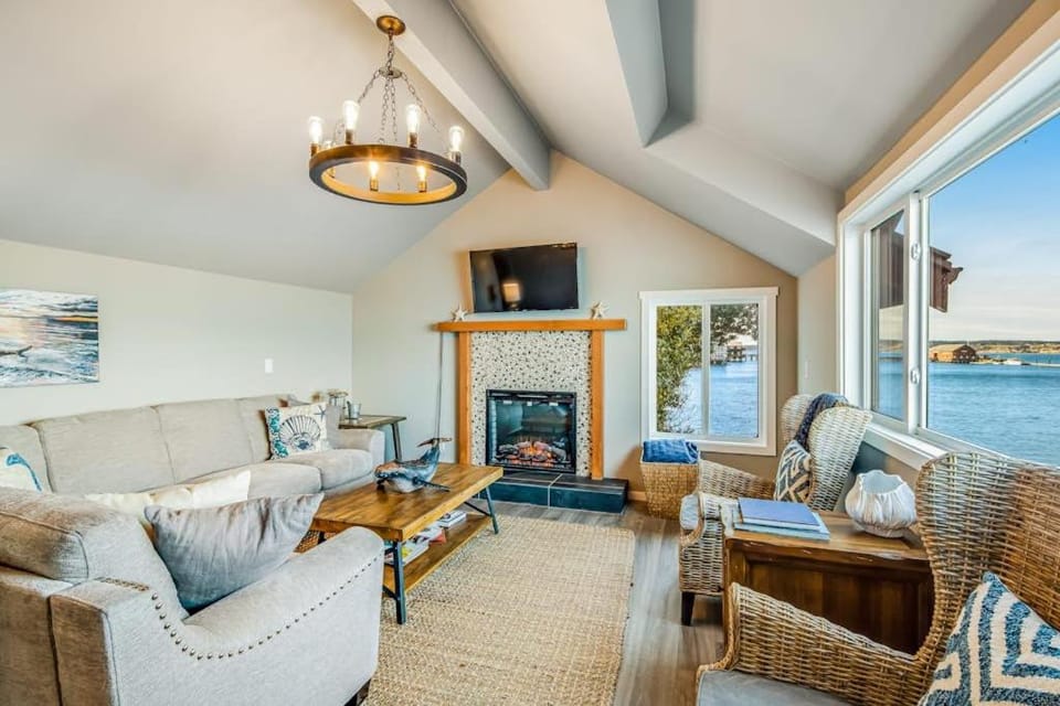 Waterfront Family Friendly Home with Bay Views Firepit Deck & Fireplace House in Coupeville