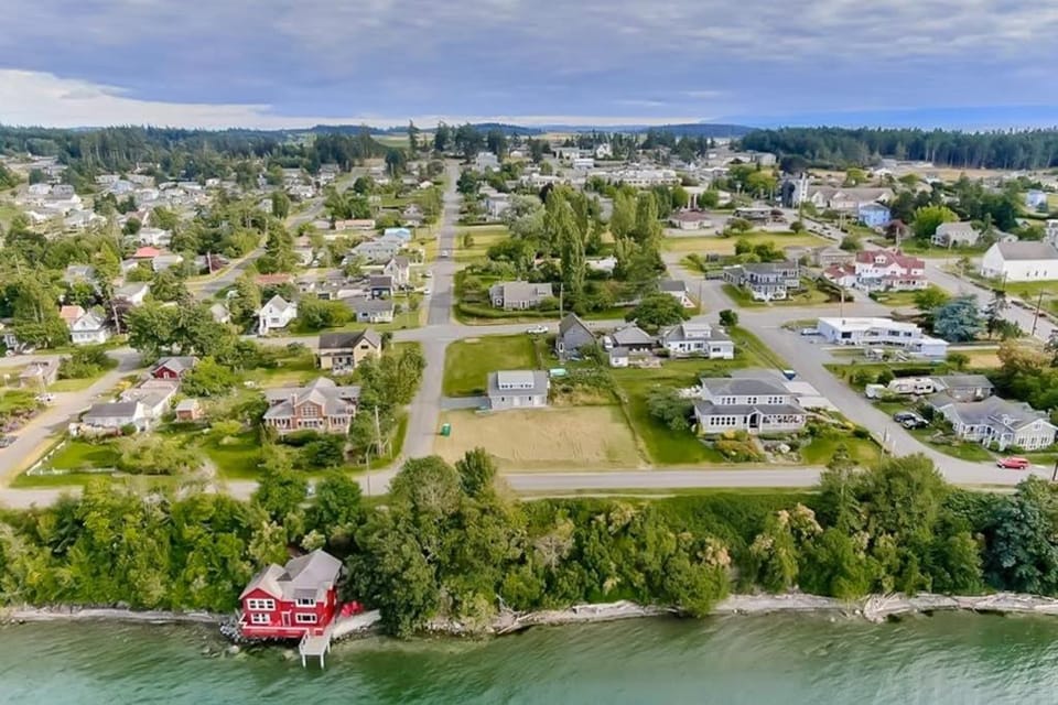 Waterfront Family Friendly Home with Bay Views Firepit Deck & Fireplace House in Coupeville
