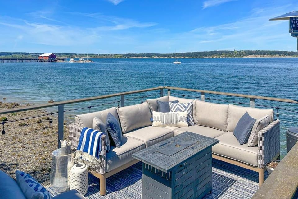 Waterfront Family Friendly Home with Bay Views Firepit Deck & Fireplace House in Coupeville
