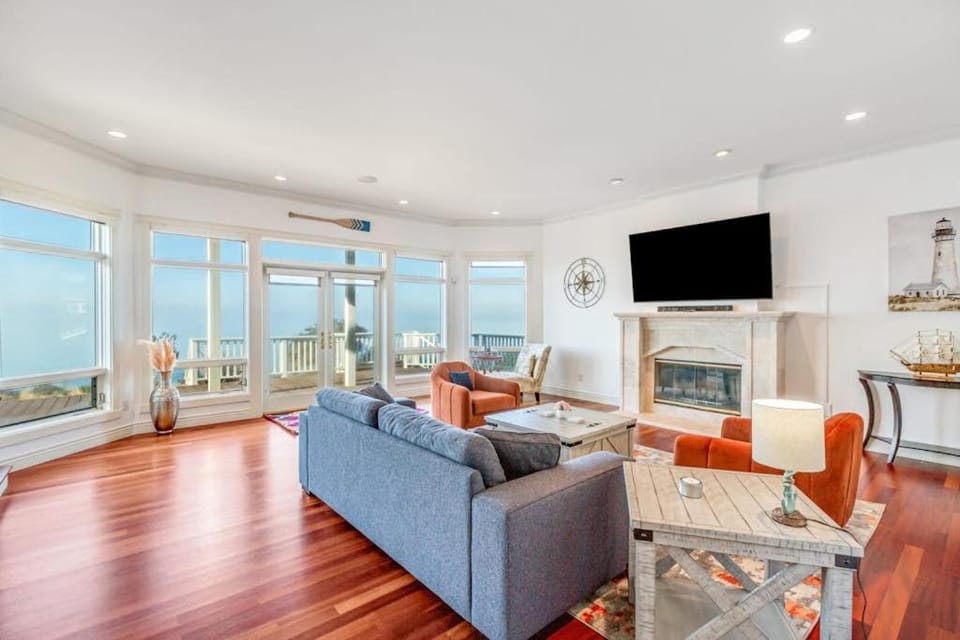 Stunning Dog Friendly Waterfront Villa with Sunset Views and Fireplace House in Whidbey Island