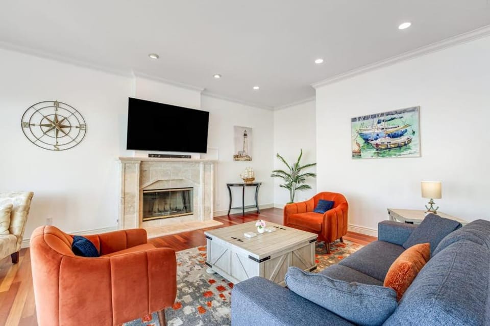 Stunning Dog Friendly Waterfront Villa with Sunset Views and Fireplace House in Whidbey Island