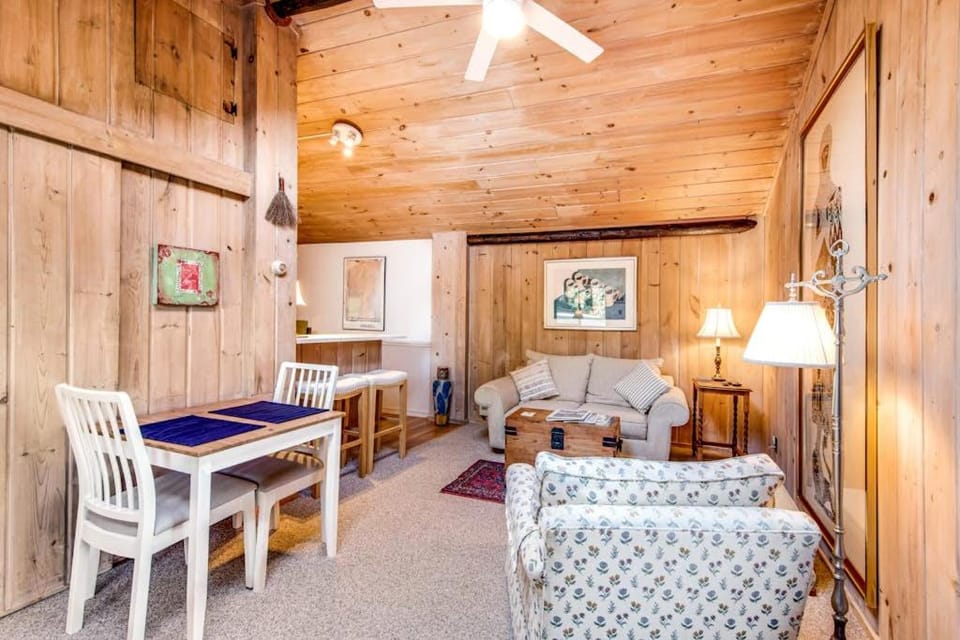 Waterfront Cottage with High-Speed WiFi Ocean View Private Deck & Kitchenette House in Camano Island