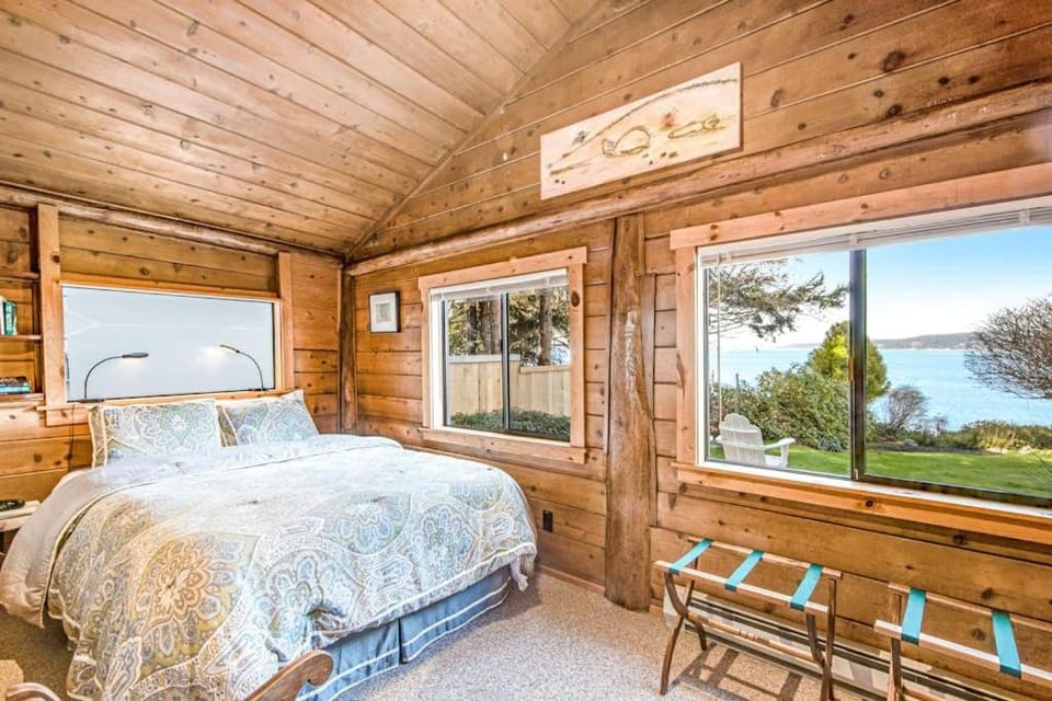 Waterfront Cottage with High-Speed WiFi Ocean View Private Deck & Kitchenette House in Camano Island