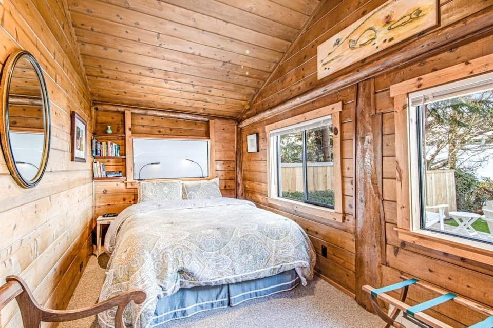 Waterfront Cottage with High-Speed WiFi Ocean View Private Deck & Kitchenette House in Camano Island