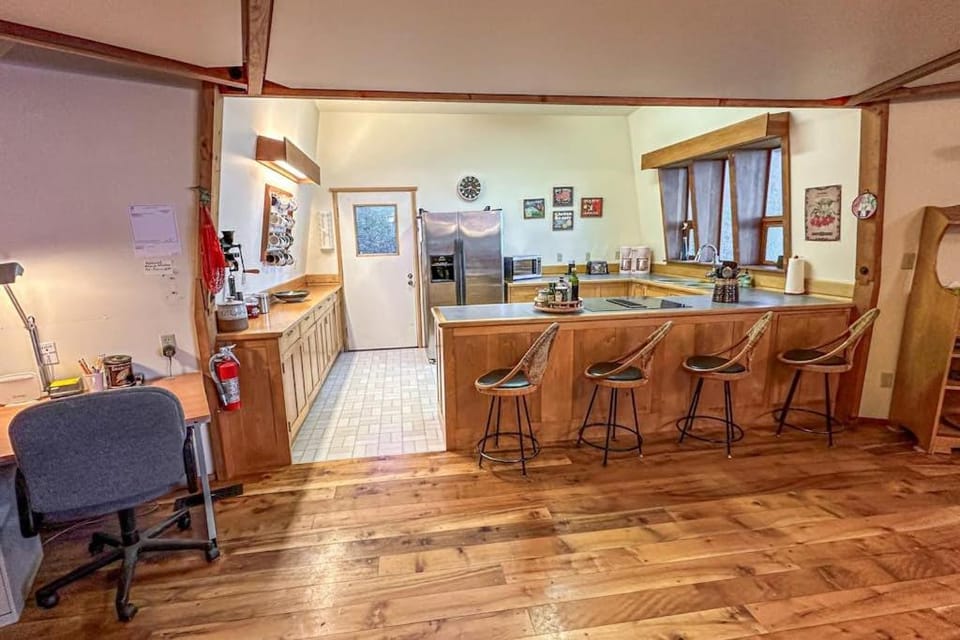 Island Getaway with Water View and Modern Amenities in Greenbank House in Greenbank