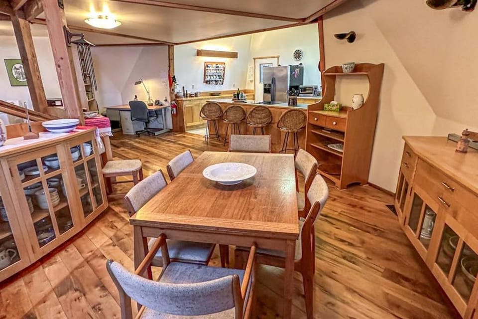 Island Getaway with Water View and Modern Amenities in Greenbank House in Greenbank