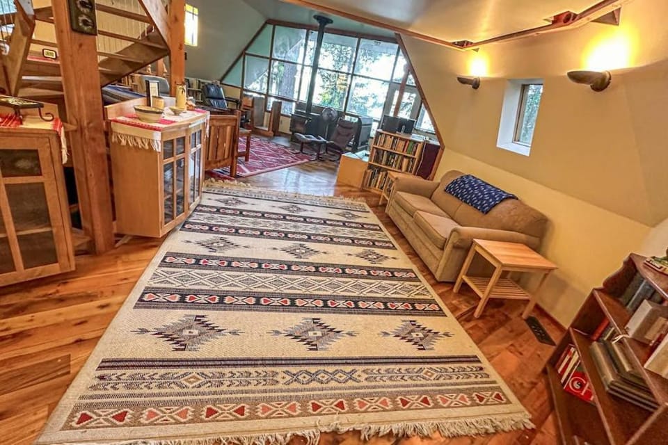 Island Getaway with Water View and Modern Amenities in Greenbank House in Greenbank