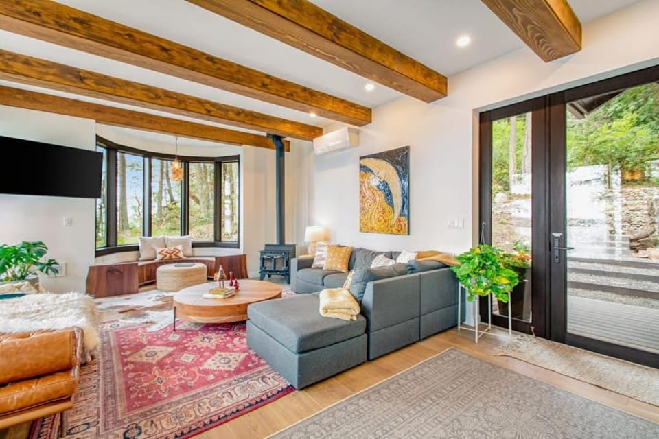 Stylish Waterfront Oasis with Hot Tub Fiber Optic Internet and Entertainer's Deck House in Lopez Island