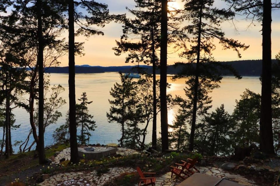 Stylish Waterfront Oasis with Hot Tub Fiber Optic Internet and Entertainer's Deck House in Lopez Island