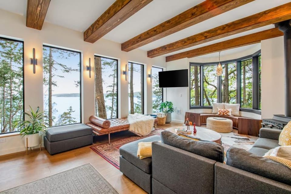 Stylish Waterfront Oasis with Hot Tub Fiber Optic Internet and Entertainer's Deck House in Lopez Island