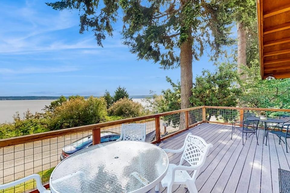 Stunning Oceanfront Getaway in Langley with Private Patio and WiFi House in Bells Beach
