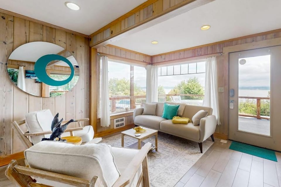 Stunning Oceanfront Getaway in Langley with Private Patio and WiFi House in Bells Beach