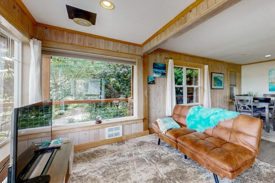 Stunning Oceanfront Getaway in Langley with Private Patio and WiFi House in Bells Beach