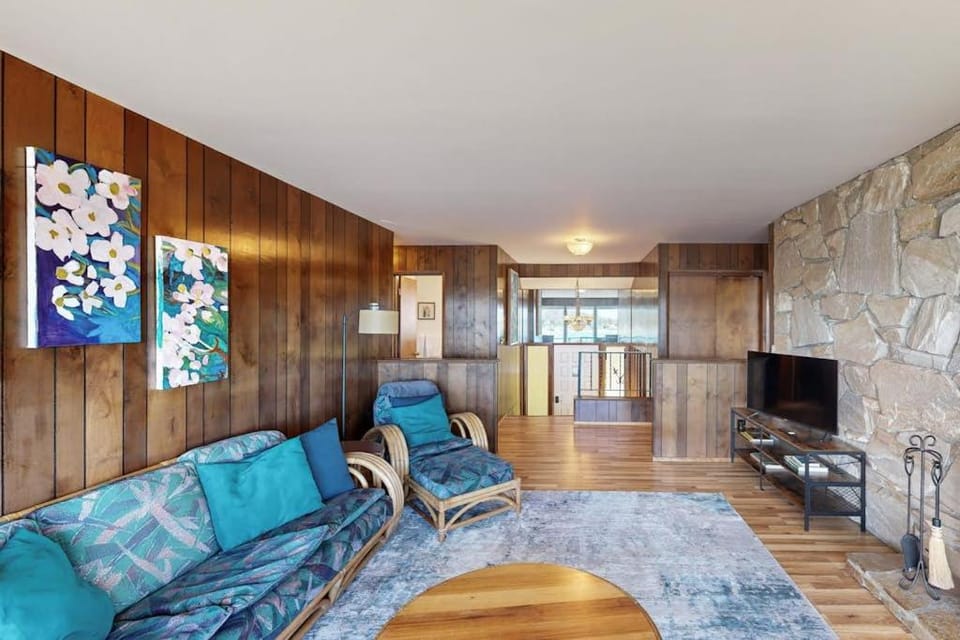 Historic Bayfront Home with Amazing Views Fireplaces & Large yard Dog Friendly House in Lopez Island