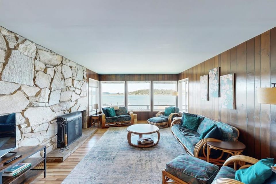 Historic Bayfront Home with Amazing Views Fireplaces & Large yard Dog Friendly House in Lopez Island