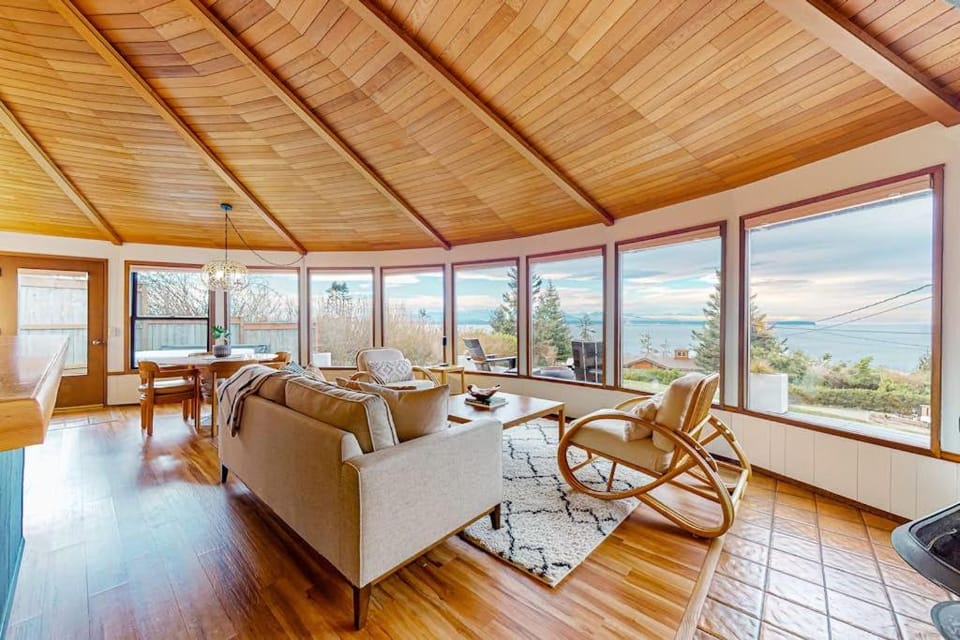 Relaxing Pet Friendly House with Hot Tub and Stunning Sea Views House in Greenbank