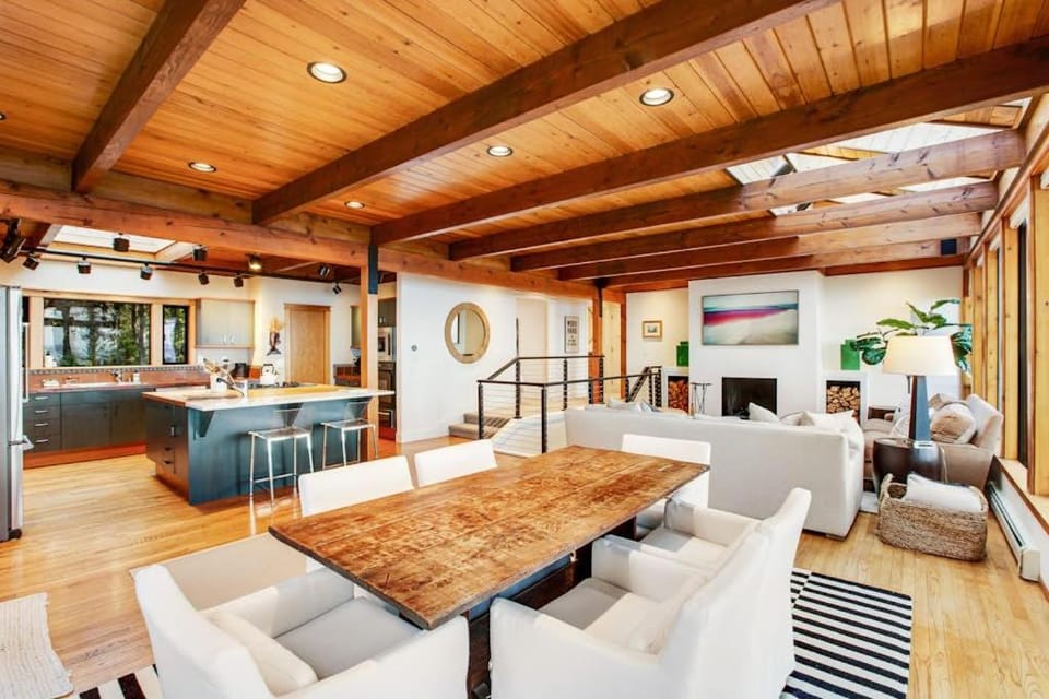 Exquisite Oceanfront Home with Balcony and Gym in Freeland House in Greenbank