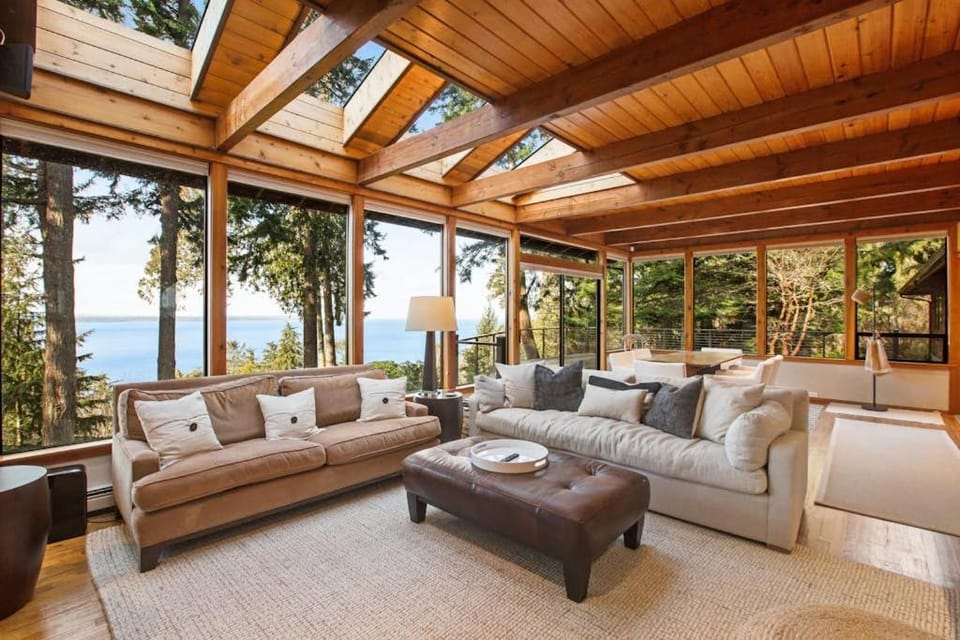 Exquisite Oceanfront Home with Balcony and Gym in Freeland House in Greenbank