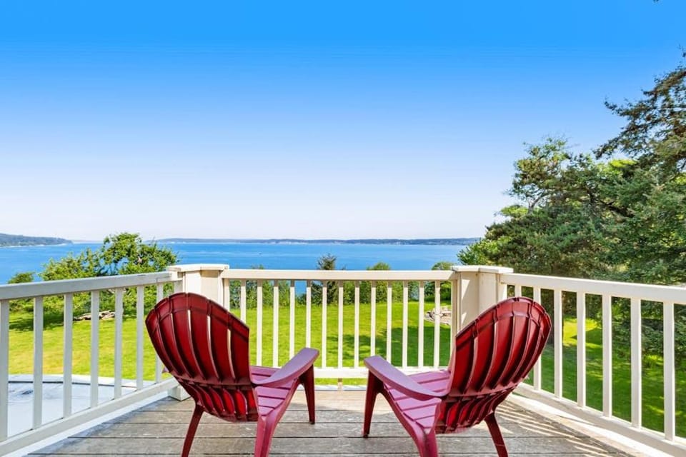 Stunning Waterfront 5 Bedroom Home with Mountain Views and Fire Pit Dog Friendly House in Langley