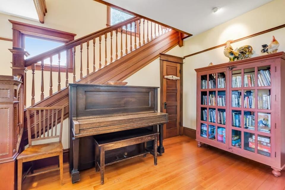 Stunning Waterfront 5 Bedroom Home with Mountain Views and Fire Pit Dog Friendly House in Langley