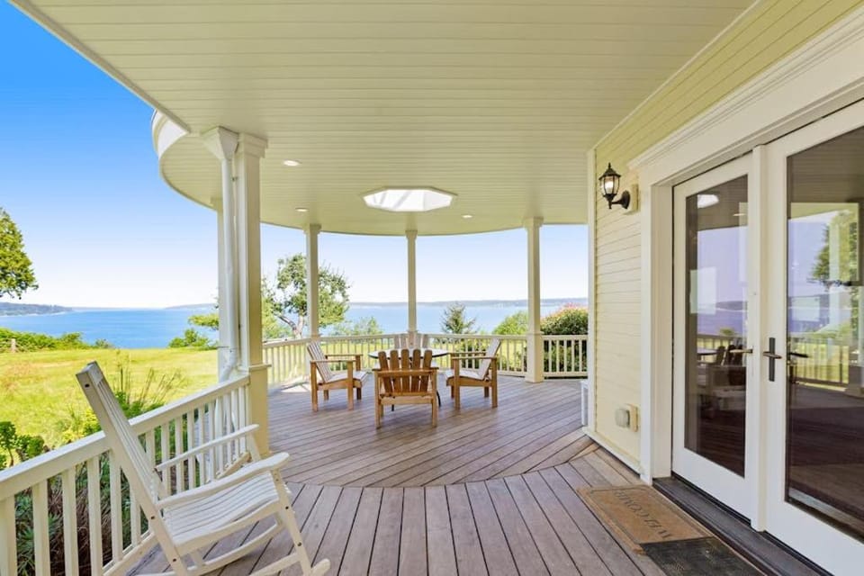 Stunning Waterfront 5 Bedroom Home with Mountain Views and Fire Pit Dog Friendly House in Langley