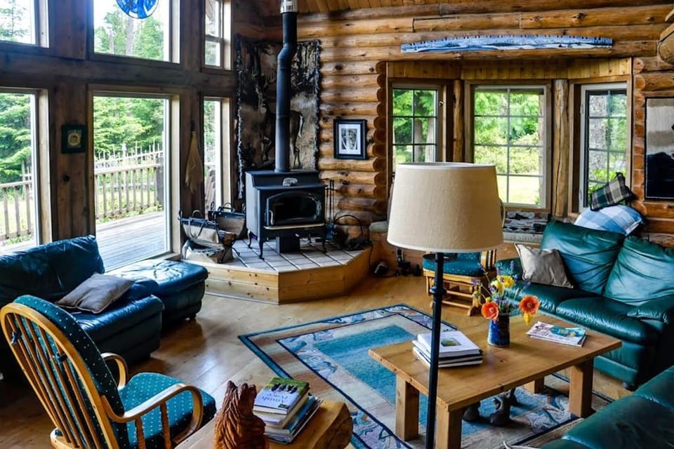 Bright Rustic Cabin with Breathtaking Bay and Mountain Views on Lopez Island Cabin in Lopez Island