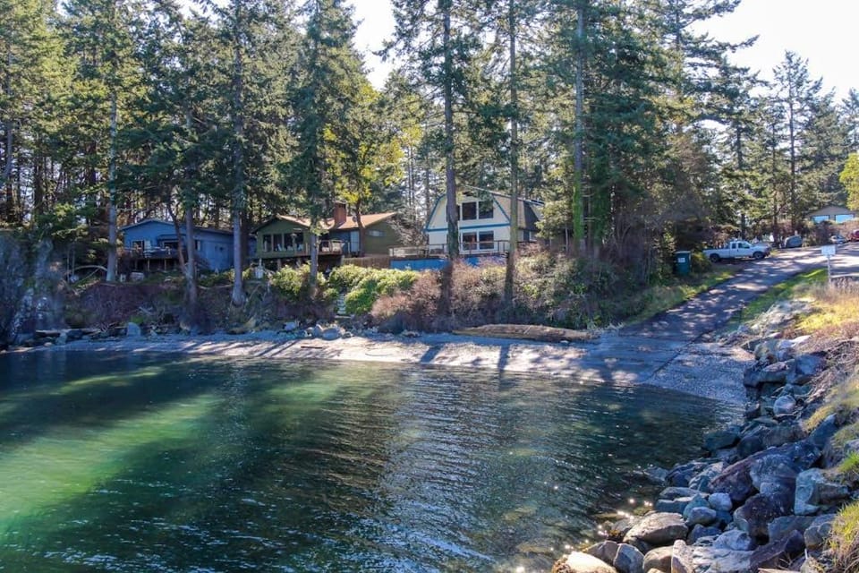 Charming Waterfront Home with Epic Views Close to Beach Dog Friendly House in Lopez Island