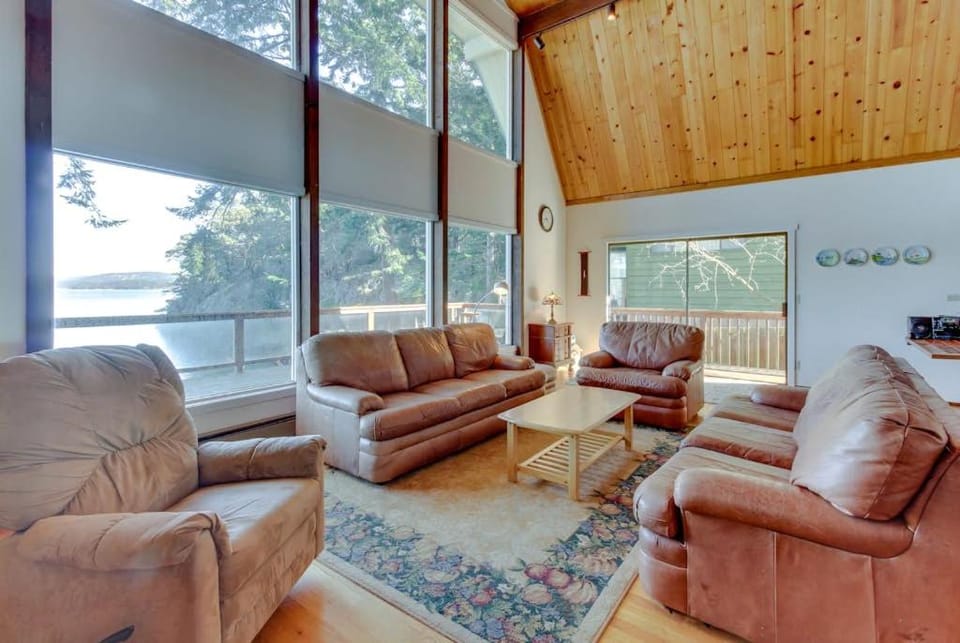 Charming Waterfront Home with Epic Views Close to Beach Dog Friendly House in Lopez Island