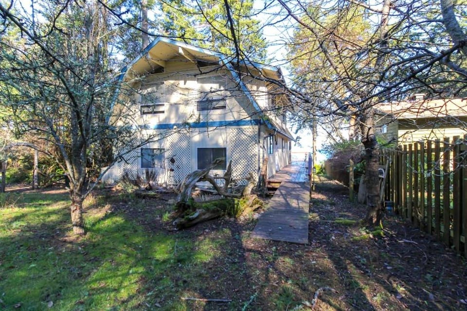 Charming Waterfront Home with Epic Views Close to Beach Dog Friendly House in Lopez Island