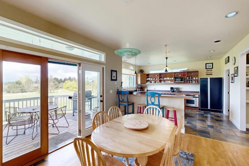 Spacious Modern House with Stunning Bay Views - Lopez Village and Marina House in Lopez Island