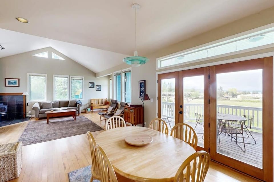 Spacious Modern House with Stunning Bay Views - Lopez Village and Marina House in Lopez Island