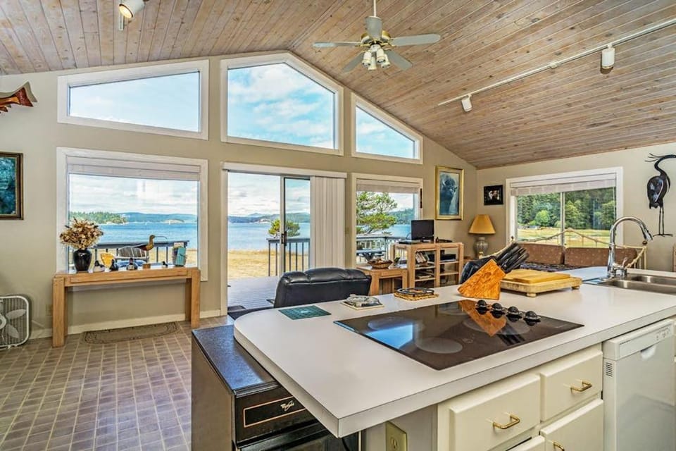 Modern Waterfront House on Lopez Island with Beach Access and Stunning Views House in Lopez Island
