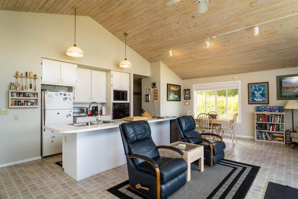 Modern Waterfront House on Lopez Island with Beach Access and Stunning Views House in Lopez Island