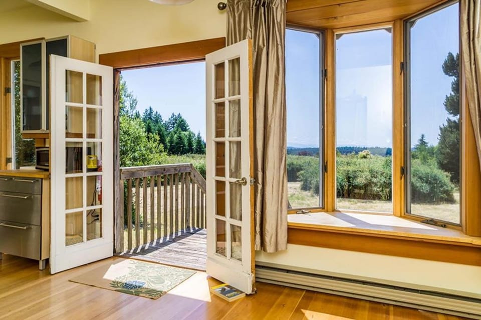 Classic Farmhouse with Front Porch and Sunset Views near Town House in Lopez Island