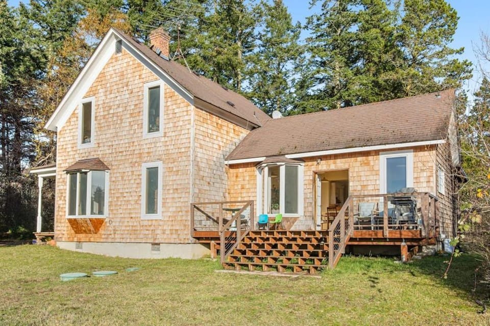 Classic Farmhouse with Front Porch and Sunset Views near Town House in Lopez Island