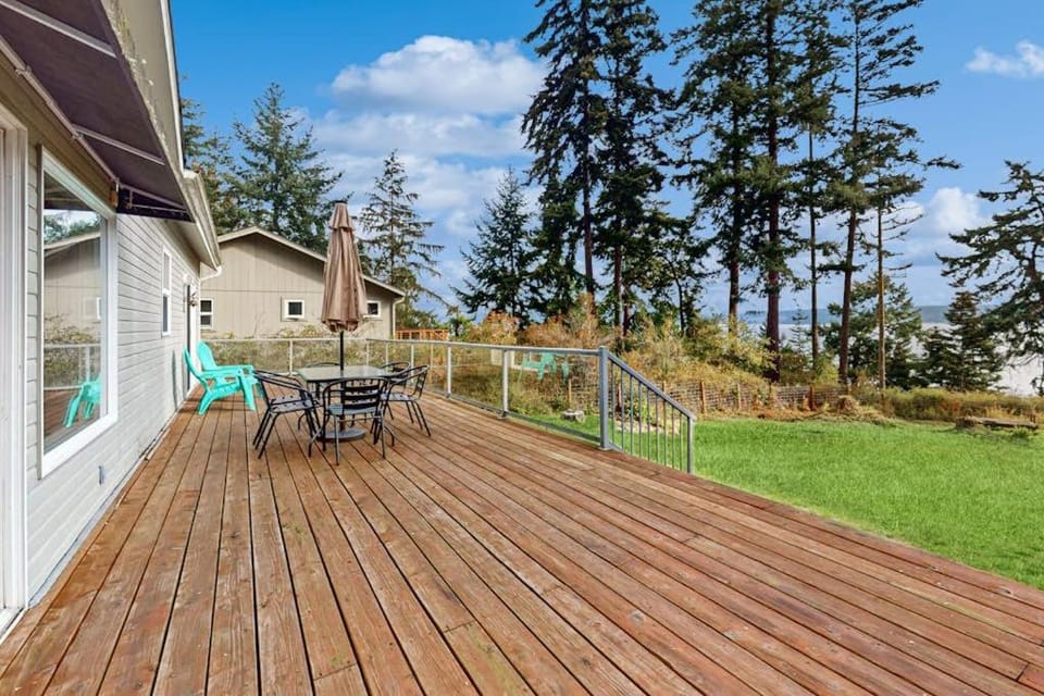 Stunning Saratoga Passage Waterfront Home with Sunrise Views and Private Deck House in Camano Island