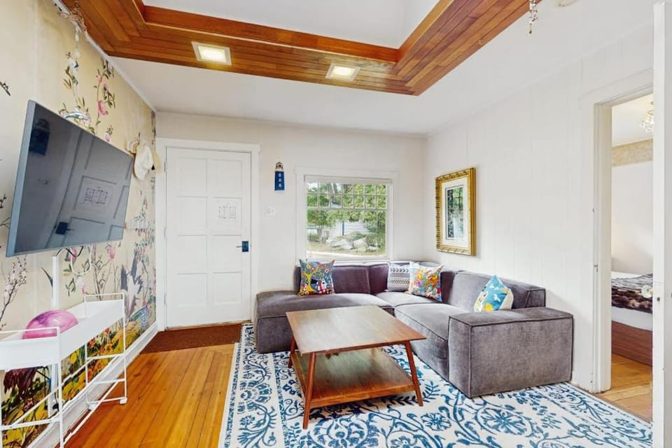 Whimsical 1940s Waterview Gem with Sweeping sea views Wildlife & Near Town House in Langley