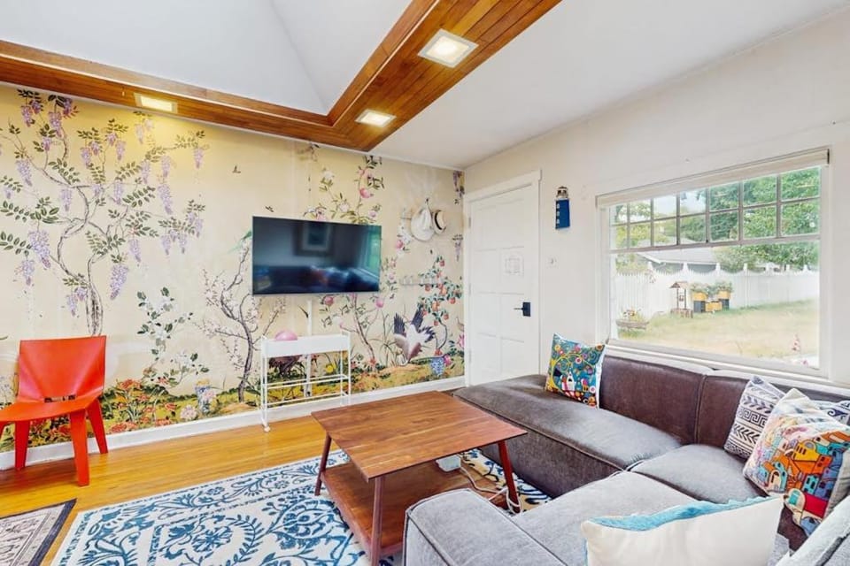 Whimsical 1940s Waterview Gem with Sweeping sea views Wildlife & Near Town House in Langley