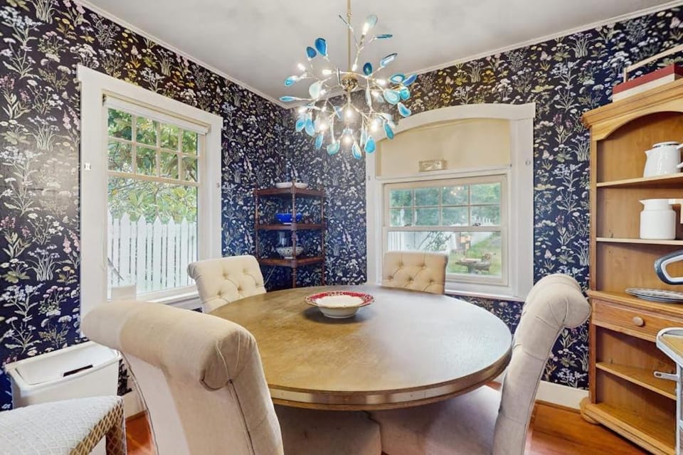 Whimsical 1940s Waterview Gem with Sweeping sea views Wildlife & Near Town House in Langley