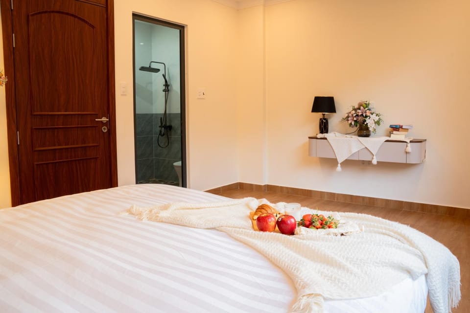 Shower, Bed, Photo of the whole room, Bedroom, Food, furniture, towels, wardrobe