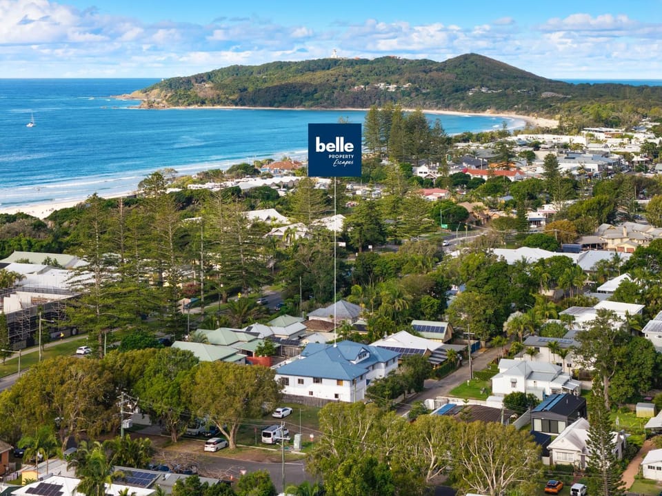 Shirley Lane Retreat - Sleeps 13 - Walk to beach House in Byron Bay