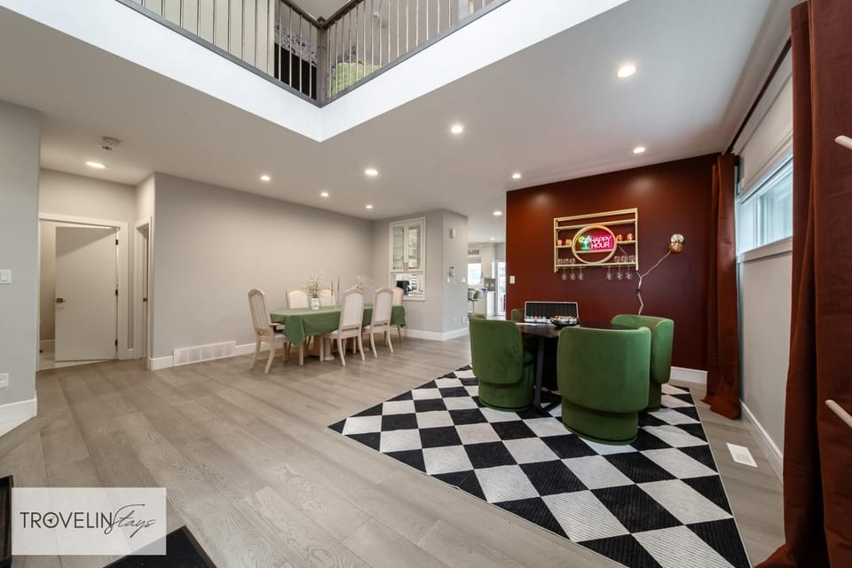 Game Room, Seating area, Dining area