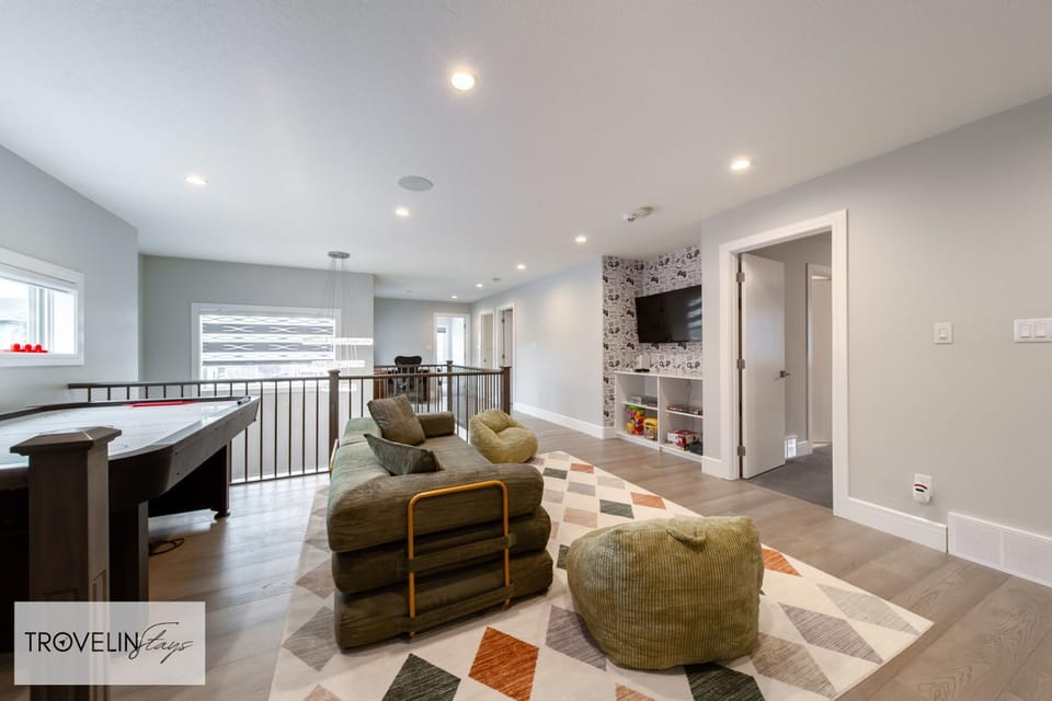 Communal lounge/ TV room, Game Room, TV and multimedia, Seating area