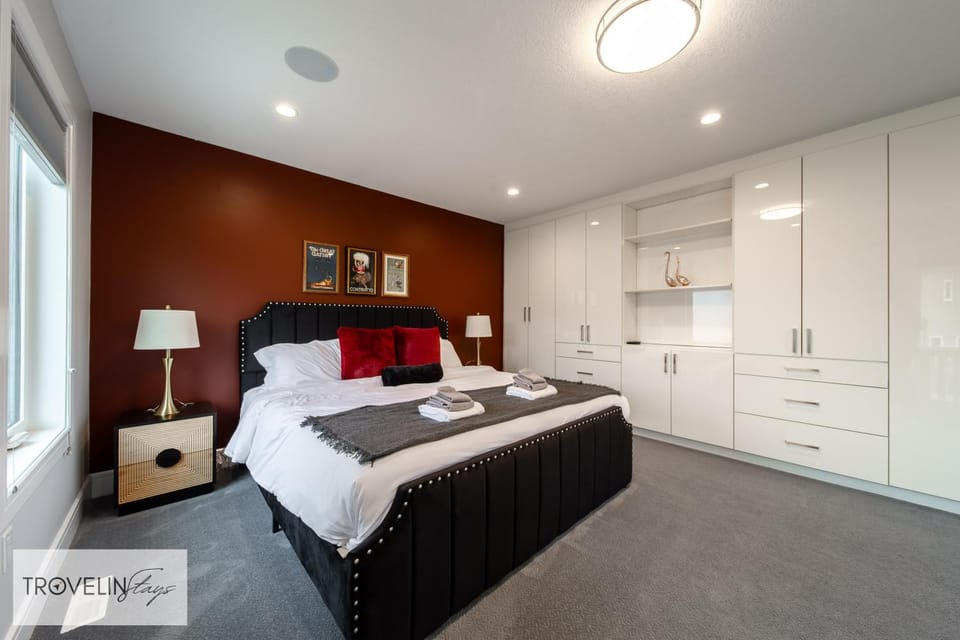 Bed, Decorative detail, Bedroom, wardrobe