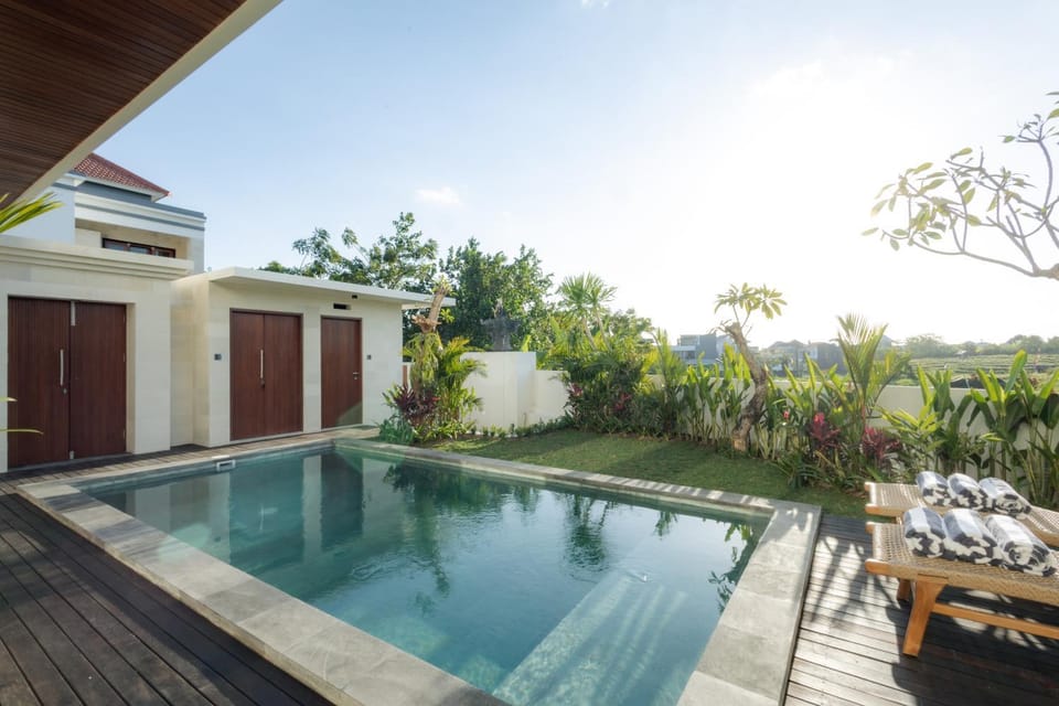 Property building, Day, Garden, Garden, Garden view, Pool view, Swimming pool, sunbed